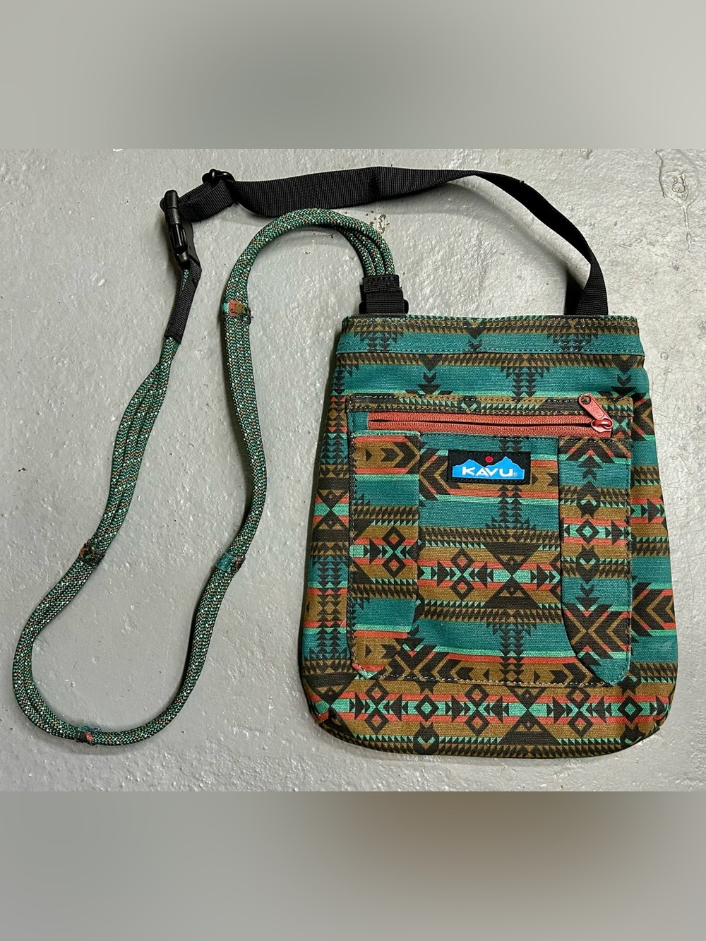 NWOT KAVU Keepalong Crossbody Bag 
Teal & Rust Aztec Southwestern